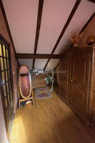 Cette maison de 81 m² se situe à Gonesse, dans un environnement calme et résidentiel à 5 minutes des commodités et 20 minutes de la gare à pied. Le bien, entretenu avec soin, offre des espaces de vie agréables répartis sur deux niveaux.

REZ-DE-CHAUSSÉE :

Dès l'entrée, vous découvrez un grand séjour lumineux qui donne directement sur une véranda de belle dimension. Exposée de manière optimale, cette véranda constitue un véritable atout pour profiter de la lumière naturelle tout au long de la journée. Elle s'ouvre sur un petit jardin, espace extérieur appréciable pour les beaux jours, propice aux repas en plein air et aux moments de détente estivale. Le rez-de-chaussée comprend également un coin cuisine équipée, fonctionnel et bien pensé, attenant à un espace salle à manger permettant de recevoir confortablement.

ÉTAGE :

L'étage accueille trois chambres de taille convenable, offrant suffisamment d'espace pour une famille ou pour aménager un bureau selon vos besoins. La distribution des pièces permet à chacun de bénéficier de son intimité. Les chambres sont lumineuses et faciles à aménager.

EXTÉRIEUR :

Le jardin, bien que de taille modeste, constitue un prolongement agréable de la maison. Il permet de profiter de l'extérieur sans nécessiter un entretien trop contraignant. La véranda fait le lien entre l'intérieur et cet espace vert, créant une continuité harmonieuse. Un garage accolé complète ce bien.

ENVIRONNEMENT :

Située à Gonesse, cette maison bénéficie d'un secteur calme, propice à une vie de famille sereine. Vous profiterez de la proximité des commerces, des écoles et des axes de transport tout en résidant dans un cadre paisible. La ville offre toutes les commodités nécessaires au quotidien, avec un bon équilibre entre vie urbaine et tranquillité résidentielle.

Cette maison représente une opportunité pour ceux qui recherchent un bien fonctionnel, bien entretenu, dans un quartier calme de Gonesse. La véranda et le jardin constituent de véritables plus pour profiter pleinement des espaces extérieurs.

Contactez-nous pour organiser votre visite.