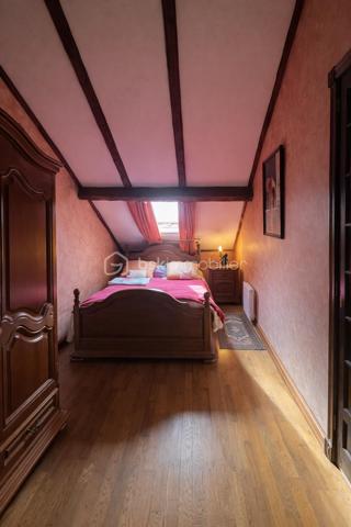 Cette maison de 81 m² se situe à Gonesse, dans un environnement calme et résidentiel à 5 minutes des commodités et 20 minutes de la gare à pied. Le bien, entretenu avec soin, offre des espaces de vie agréables répartis sur deux niveaux.

REZ-DE-CHAUSSÉE :

Dès l'entrée, vous découvrez un grand séjour lumineux qui donne directement sur une véranda de belle dimension. Exposée de manière optimale, cette véranda constitue un véritable atout pour profiter de la lumière naturelle tout au long de la journée. Elle s'ouvre sur un petit jardin, espace extérieur appréciable pour les beaux jours, propice aux repas en plein air et aux moments de détente estivale. Le rez-de-chaussée comprend également un coin cuisine équipée, fonctionnel et bien pensé, attenant à un espace salle à manger permettant de recevoir confortablement.

ÉTAGE :

L'étage accueille trois chambres de taille convenable, offrant suffisamment d'espace pour une famille ou pour aménager un bureau selon vos besoins. La distribution des pièces permet à chacun de bénéficier de son intimité. Les chambres sont lumineuses et faciles à aménager.

EXTÉRIEUR :

Le jardin, bien que de taille modeste, constitue un prolongement agréable de la maison. Il permet de profiter de l'extérieur sans nécessiter un entretien trop contraignant. La véranda fait le lien entre l'intérieur et cet espace vert, créant une continuité harmonieuse. Un garage accolé complète ce bien.

ENVIRONNEMENT :

Située à Gonesse, cette maison bénéficie d'un secteur calme, propice à une vie de famille sereine. Vous profiterez de la proximité des commerces, des écoles et des axes de transport tout en résidant dans un cadre paisible. La ville offre toutes les commodités nécessaires au quotidien, avec un bon équilibre entre vie urbaine et tranquillité résidentielle.

Cette maison représente une opportunité pour ceux qui recherchent un bien fonctionnel, bien entretenu, dans un quartier calme de Gonesse. La véranda et le jardin constituent de véritables plus pour profiter pleinement des espaces extérieurs.

Contactez-nous pour organiser votre visite.