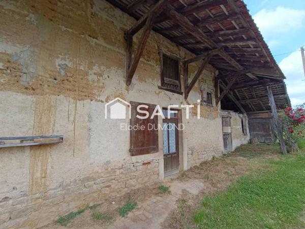 Corps de ferme à rénover entièrement d'une surface habitable de 139 m2 sur terrain de 1590 m2