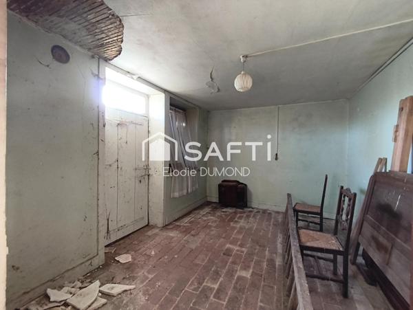 Corps de ferme à rénover entièrement d'une surface habitable de 139 m2 sur terrain de 1590 m2