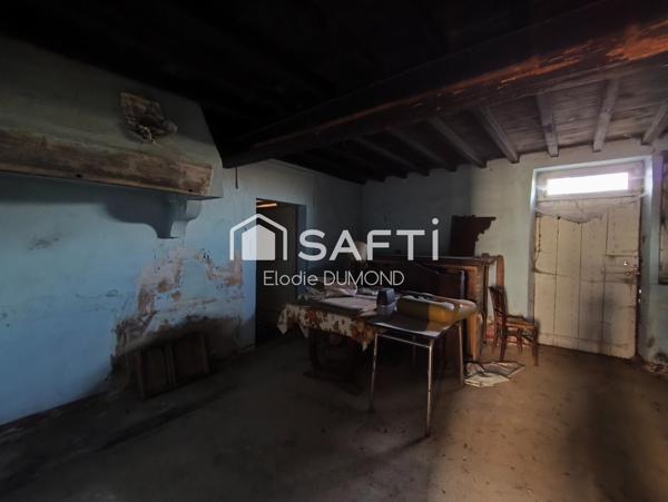 Corps de ferme à rénover entièrement d'une surface habitable de 139 m2 sur terrain de 1590 m2