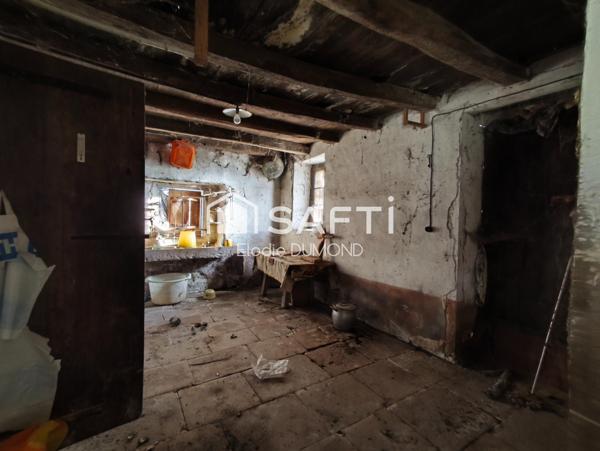 Corps de ferme à rénover entièrement d'une surface habitable de 139 m2 sur terrain de 1590 m2