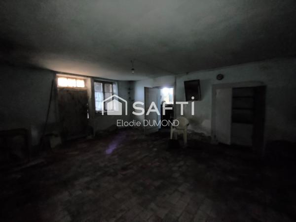 Corps de ferme à rénover entièrement d'une surface habitable de 139 m2 sur terrain de 1590 m2