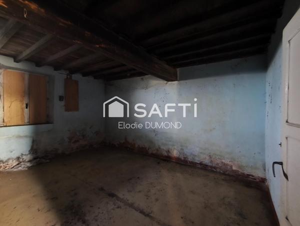 Corps de ferme à rénover entièrement d'une surface habitable de 139 m2 sur terrain de 1590 m2