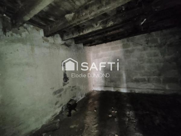 Corps de ferme à rénover entièrement d'une surface habitable de 139 m2 sur terrain de 1590 m2