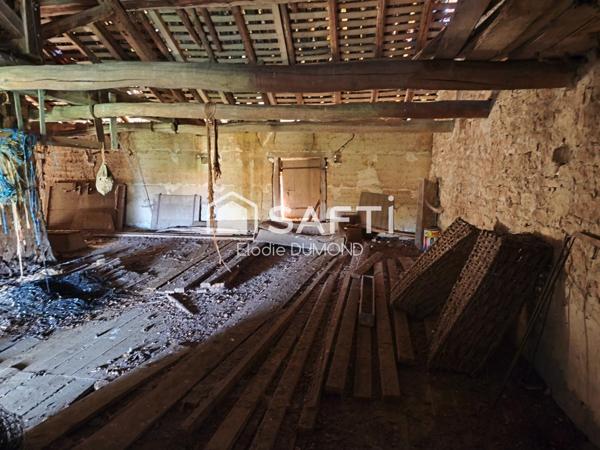 Corps de ferme à rénover entièrement d'une surface habitable de 139 m2 sur terrain de 1590 m2