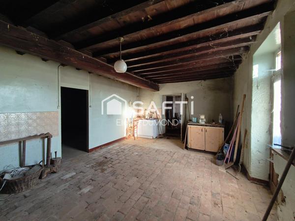 Corps de ferme à rénover entièrement d'une surface habitable de 139 m2 sur terrain de 1590 m2