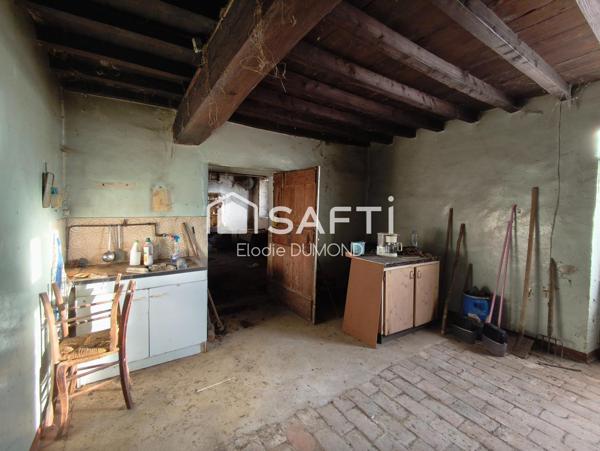Corps de ferme à rénover entièrement d'une surface habitable de 139 m2 sur terrain de 1590 m2