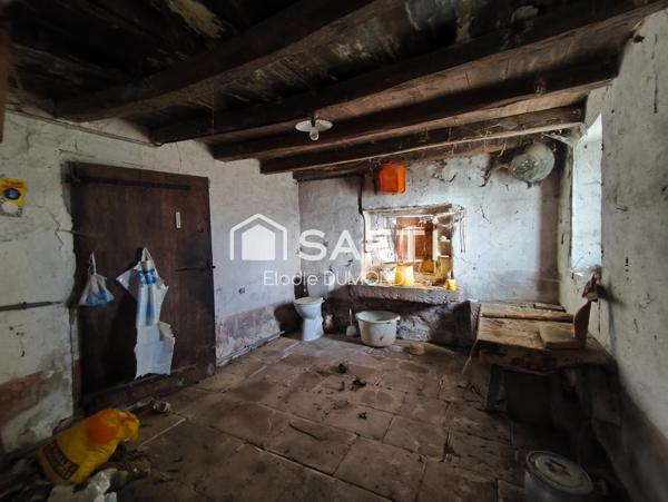 Corps de ferme à rénover entièrement d'une surface habitable de 139 m2 sur terrain de 1590 m2