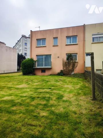 Maison avec salon / salle à manger, cuisine aménagée, 4 chambres, salle d'eau. Garage, buanderie.