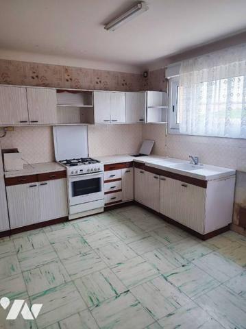 Maison avec salon / salle à manger, cuisine aménagée, 4 chambres, salle d'eau. Garage, buanderie.