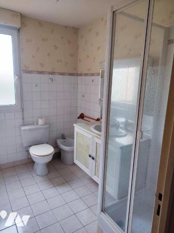 Maison avec salon / salle à manger, cuisine aménagée, 4 chambres, salle d'eau. Garage, buanderie.