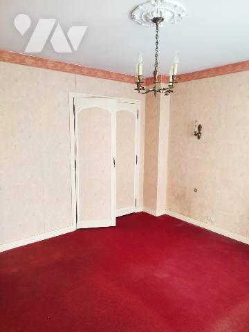 Maison avec salon / salle à manger, cuisine aménagée, 4 chambres, salle d'eau. Garage, buanderie.