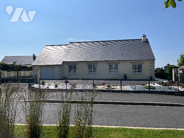 Pavillon de plain-pied avec salle/salon, cuisine, 2 chambres et bureau, salle d'eau, WC, garage.