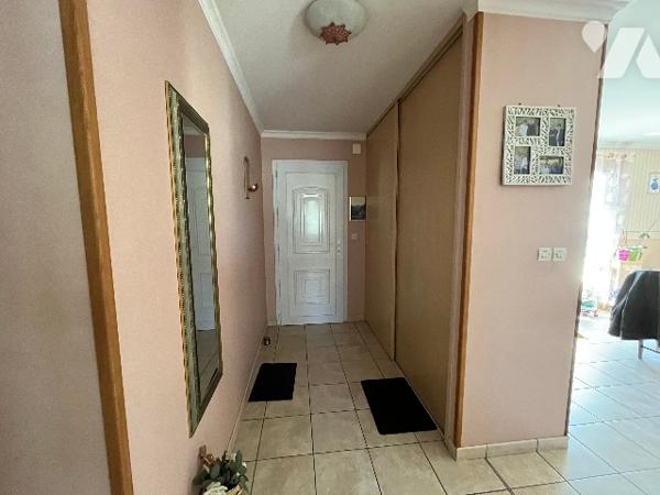 Pavillon de plain-pied avec salle/salon, cuisine, 2 chambres et bureau, salle d'eau, WC, garage.