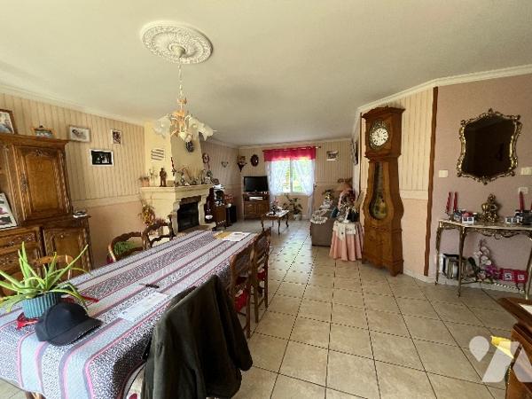 Pavillon de plain-pied avec salle/salon, cuisine, 2 chambres et bureau, salle d'eau, WC, garage.