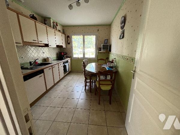 Pavillon de plain-pied avec salle/salon, cuisine, 2 chambres et bureau, salle d'eau, WC, garage.