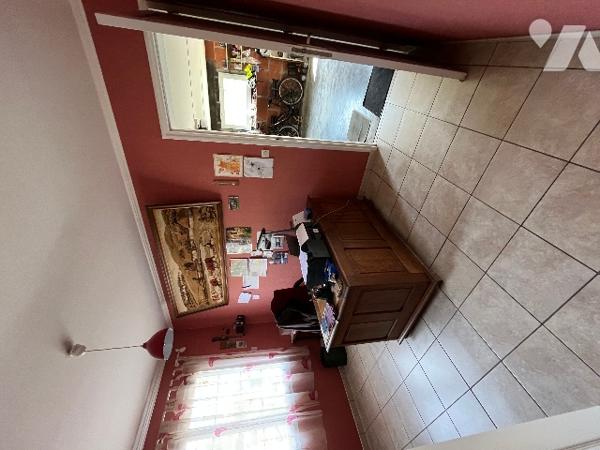 Pavillon de plain-pied avec salle/salon, cuisine, 2 chambres et bureau, salle d'eau, WC, garage.