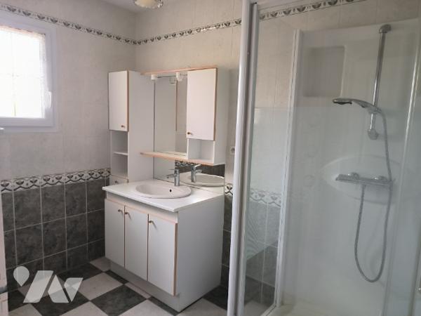 Pavillon de plain-pied avec salle/salon, cuisine, 2 chambres et bureau, salle d'eau, WC, garage.