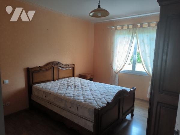 Pavillon de plain-pied avec salle/salon, cuisine, 2 chambres et bureau, salle d'eau, WC, garage.