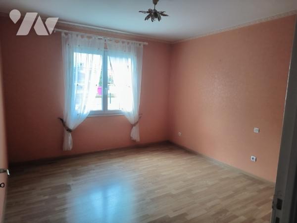 Pavillon de plain-pied avec salle/salon, cuisine, 2 chambres et bureau, salle d'eau, WC, garage.