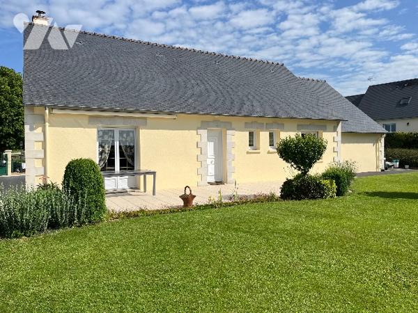 Pavillon de plain-pied avec salle/salon, cuisine, 2 chambres et bureau, salle d'eau, WC, garage.