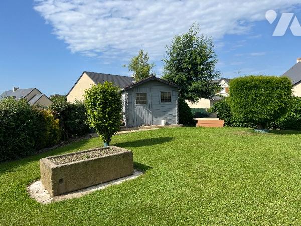Pavillon de plain-pied avec salle/salon, cuisine, 2 chambres et bureau, salle d'eau, WC, garage.