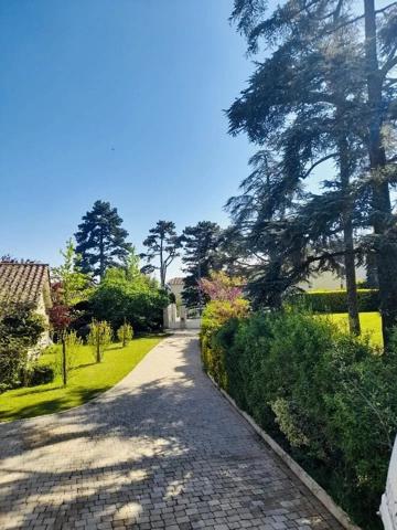 Grézieu-la-Varenne - Maison traditionnelle de plain-pied de 200 m² environ - Terrain d'environ 1500 m² - 5 chambres- Piscine -
