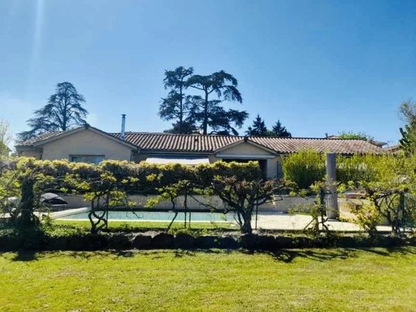 Grézieu-la-Varenne - Maison traditionnelle de plain-pied de 200 m² environ - Terrain d'environ 1500 m² - 5 chambres- Piscine -
