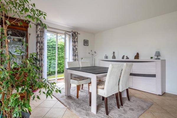 Grézieu-la-Varenne - Maison traditionnelle de plain-pied de 200 m² environ - Terrain d'environ 1500 m² - 5 chambres- Piscine -