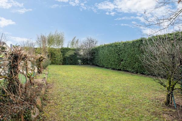 Grézieu-la-Varenne - Maison traditionnelle de plain-pied de 200 m² environ - Terrain d'environ 1500 m² - 5 chambres- Piscine -