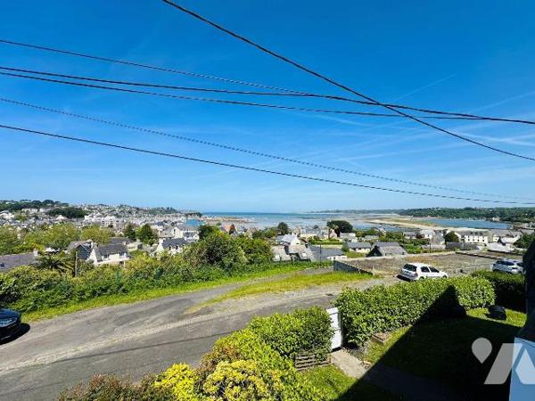 A vendre sur la commune de Perros-Guirec agréable maison vue mer et offrant de beaux espaces et...
