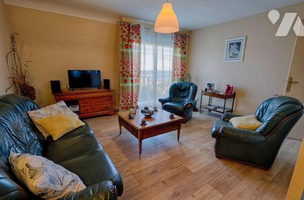 A vendre sur la commune de Perros-Guirec agréable maison vue mer et offrant de beaux espaces et...