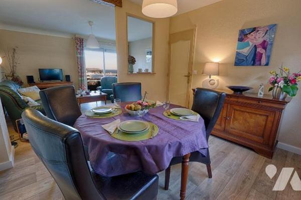 A vendre sur la commune de Perros-Guirec agréable maison vue mer et offrant de beaux espaces et...