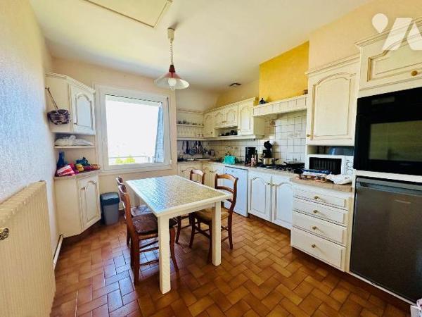 A vendre sur la commune de Perros-Guirec agréable maison vue mer et offrant de beaux espaces et...