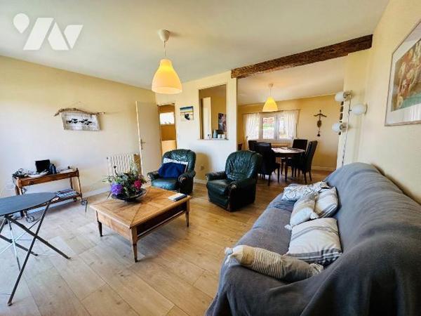 A vendre sur la commune de Perros-Guirec agréable maison vue mer et offrant de beaux espaces et...