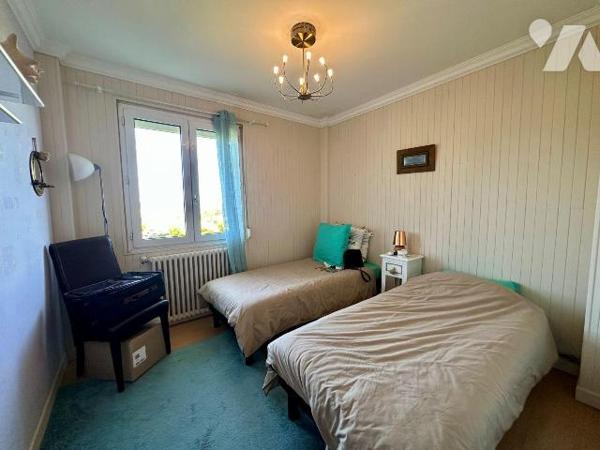 A vendre sur la commune de Perros-Guirec agréable maison vue mer et offrant de beaux espaces et...