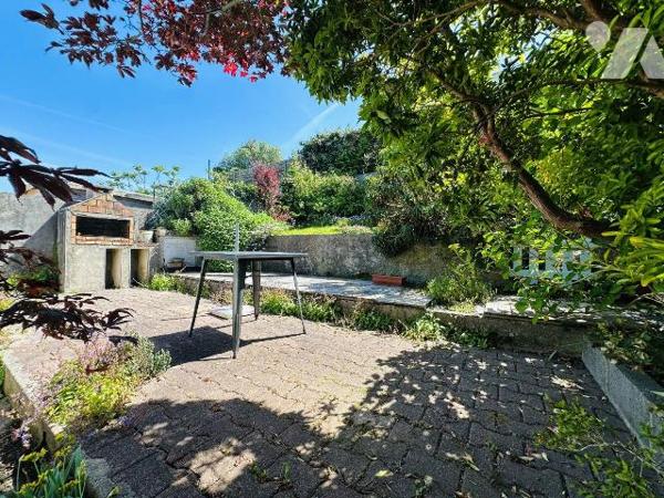 A vendre sur la commune de Perros-Guirec agréable maison vue mer et offrant de beaux espaces et...