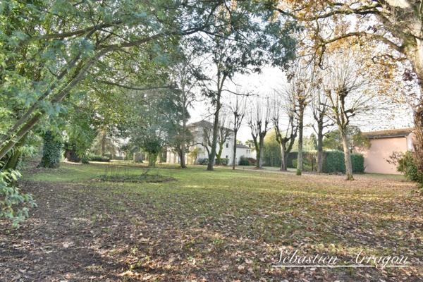 Maison de maître du XIXᵉ siècle à Villeneuve-sur-Lot – 460 m² – Parc de 8 300 m² – Piscine – Centre-ville à pied