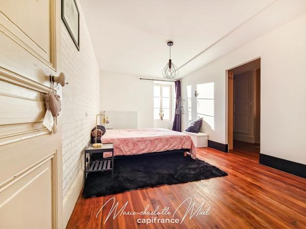 Grande maison de ville avec terrasse de 70 m² et garage, rénovée avec cachet et authenticité