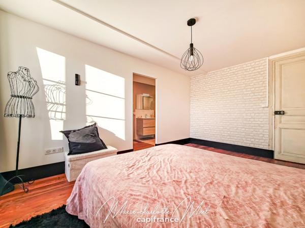 Grande maison de ville avec terrasse de 70 m² et garage, rénovée avec cachet et authenticité