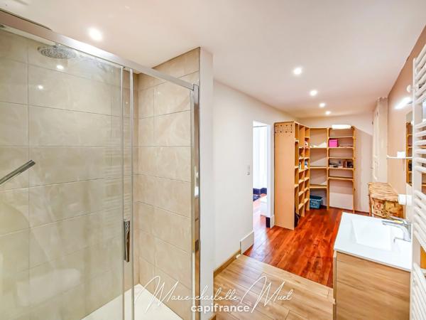 Grande maison de ville avec terrasse de 70 m² et garage, rénovée avec cachet et authenticité