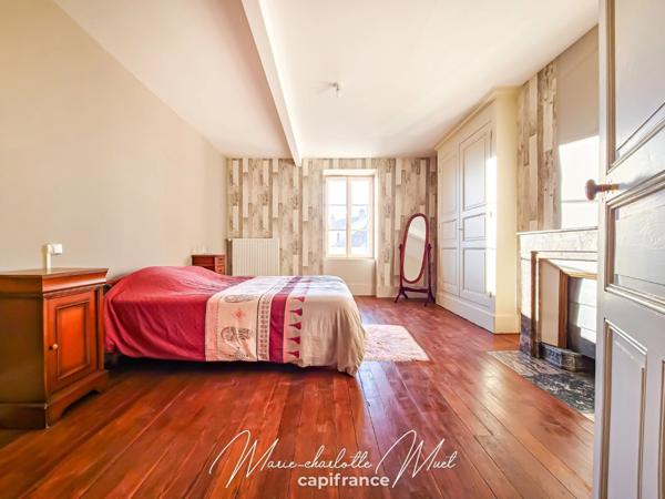 Grande maison de ville avec terrasse de 70 m² et garage, rénovée avec cachet et authenticité