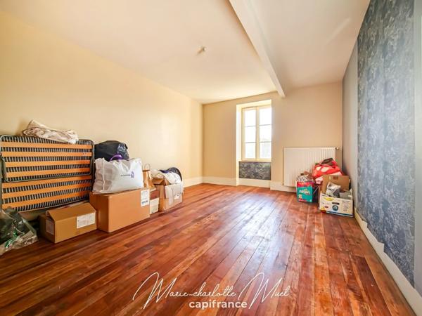 Grande maison de ville avec terrasse de 70 m² et garage, rénovée avec cachet et authenticité