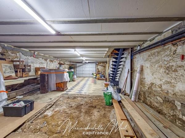 Grande maison de ville avec terrasse de 70 m² et garage, rénovée avec cachet et authenticité