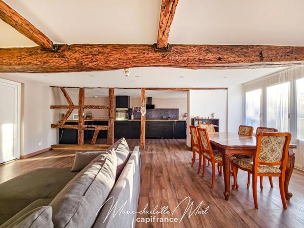 Grande maison de ville avec terrasse de 70 m² et garage, rénovée avec cachet et authenticité