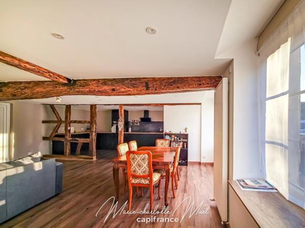 Grande maison de ville avec terrasse de 70 m² et garage, rénovée avec cachet et authenticité