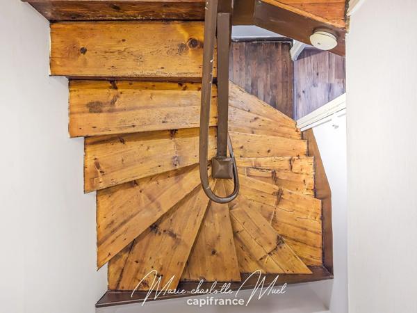 Grande maison de ville avec terrasse de 70 m² et garage, rénovée avec cachet et authenticité