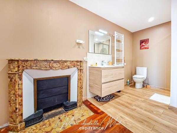 Grande maison de ville avec terrasse de 70 m² et garage, rénovée avec cachet et authenticité