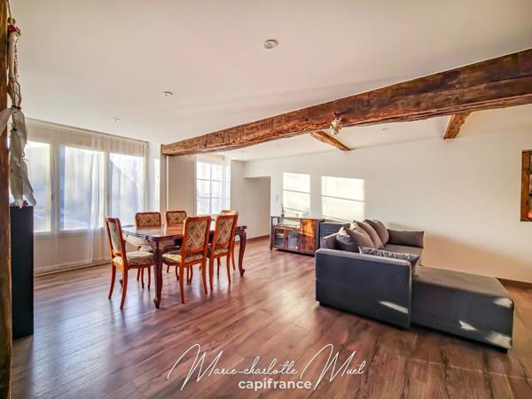 Grande maison de ville avec terrasse de 70 m² et garage, rénovée avec cachet et authenticité